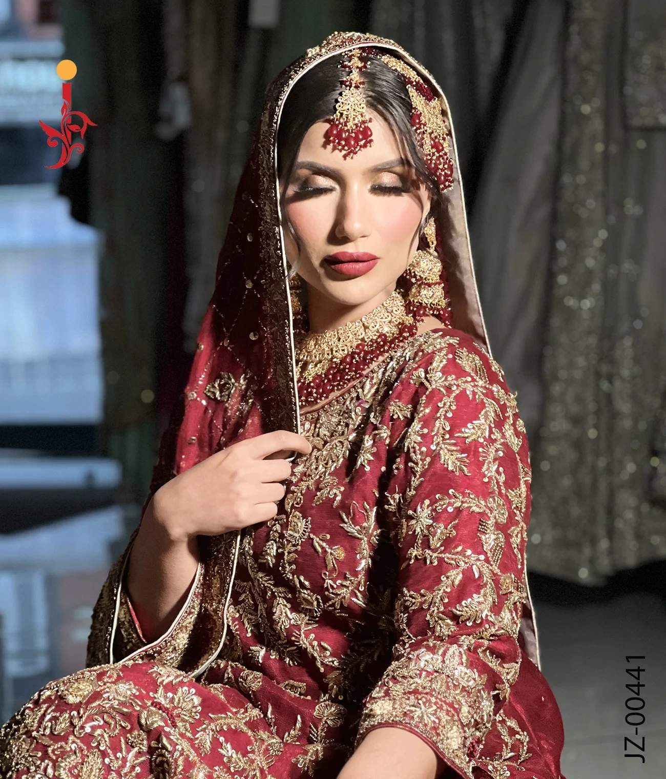 deep-red-bridal-farshi-lehenga-dupatta.webp Deep Red Farshi Lehenga — Bridal Dupatta Styling