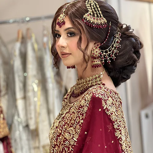 • Close-up of a bride’s glowing skin, soft satin-finish foundation, natural blush, and subtle highlighter reflecting light.